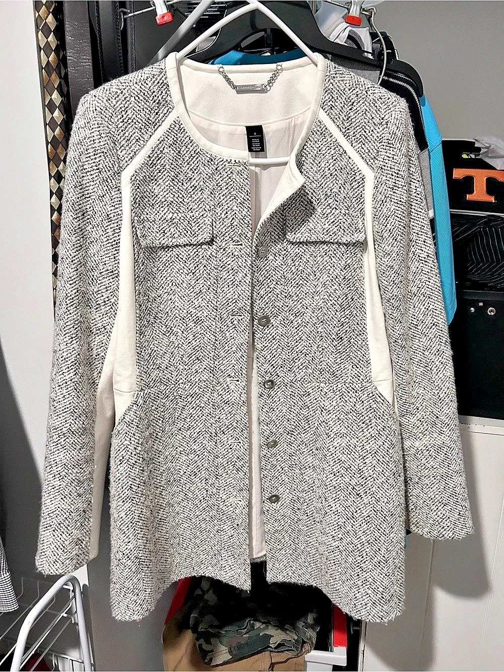 White House Black Market Houndstooth Blazer in Gray & White Size 8
